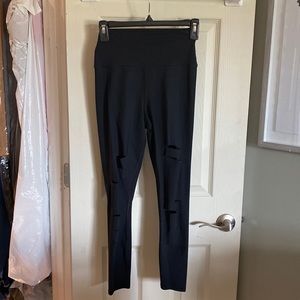Alo yoga Never worn without tags XS crop with rips